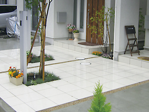 滑りやすい石材床